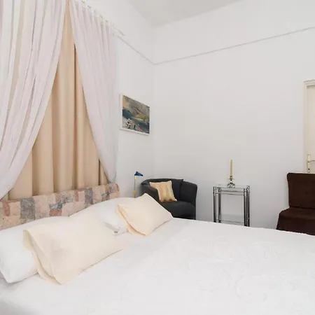 Oldstyle With A Seasonal Pool *