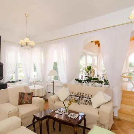 Oldstyle With A Seasonal Pool