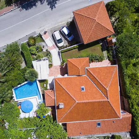 Oldstyle With A Seasonal Pool *