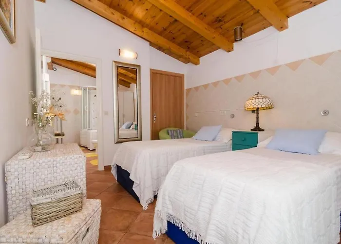 Villa Oldstyle With A Seasonal Pool