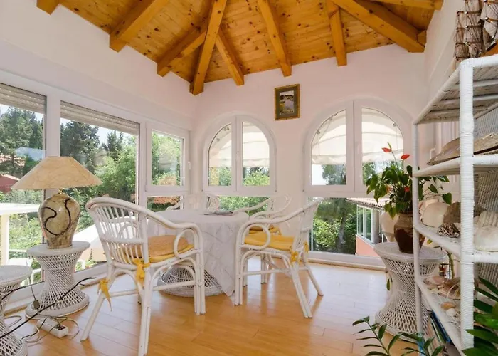 Villa Oldstyle With A Seasonal Pool Mlini