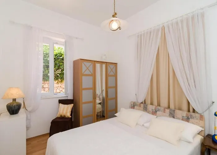 Villa Oldstyle With A Seasonal Pool