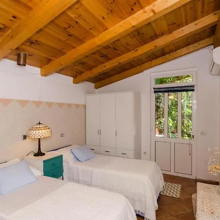 Villa Oldstyle With A Seasonal Pool *