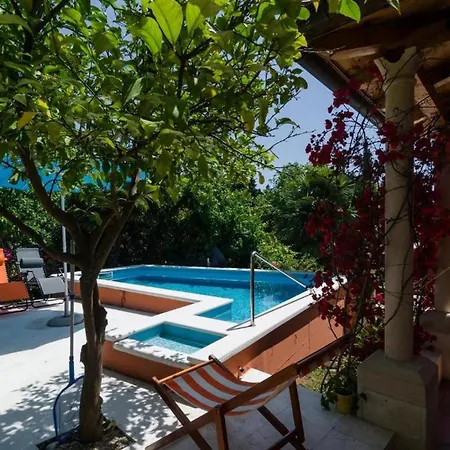 Oldstyle With A Seasonal Pool 빌라 믈리니