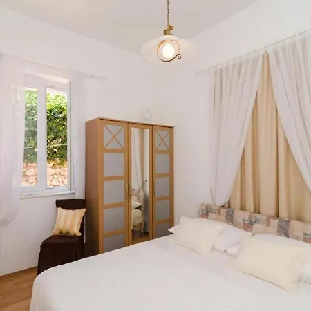 Villa Oldstyle With A Seasonal Pool