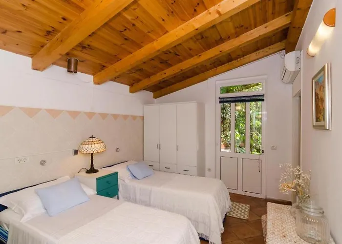 Vila Oldstyle With A Seasonal Pool *