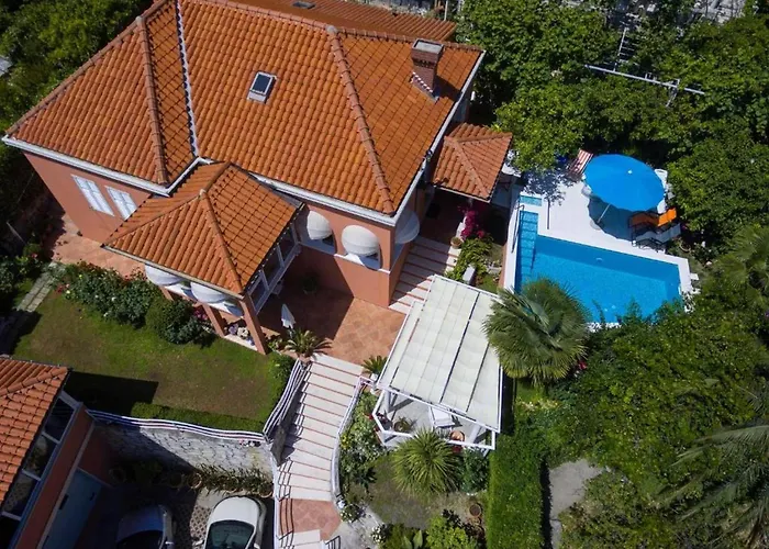 Oldstyle With A Seasonal Pool * Mlini