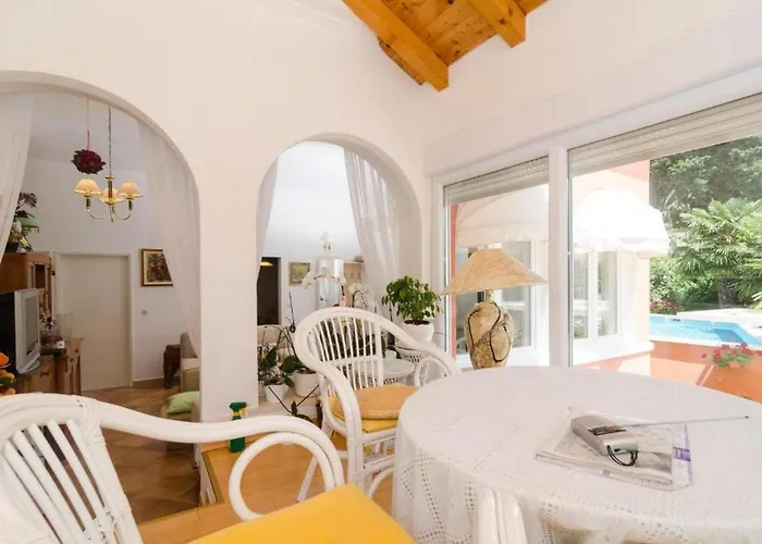 Oldstyle With A Seasonal Pool