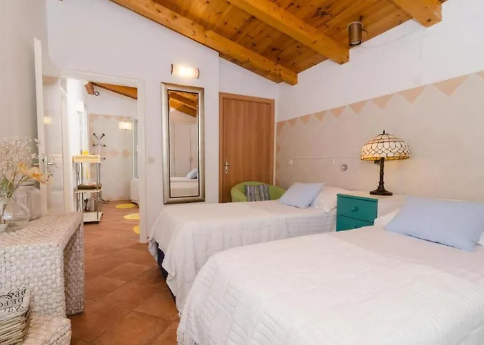 Oldstyle With A Seasonal Pool * Mlini