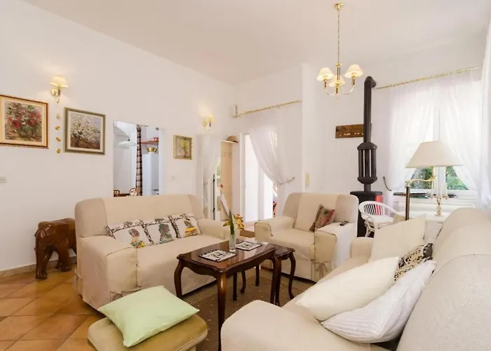 Oldstyle With A Seasonal Pool Vila *